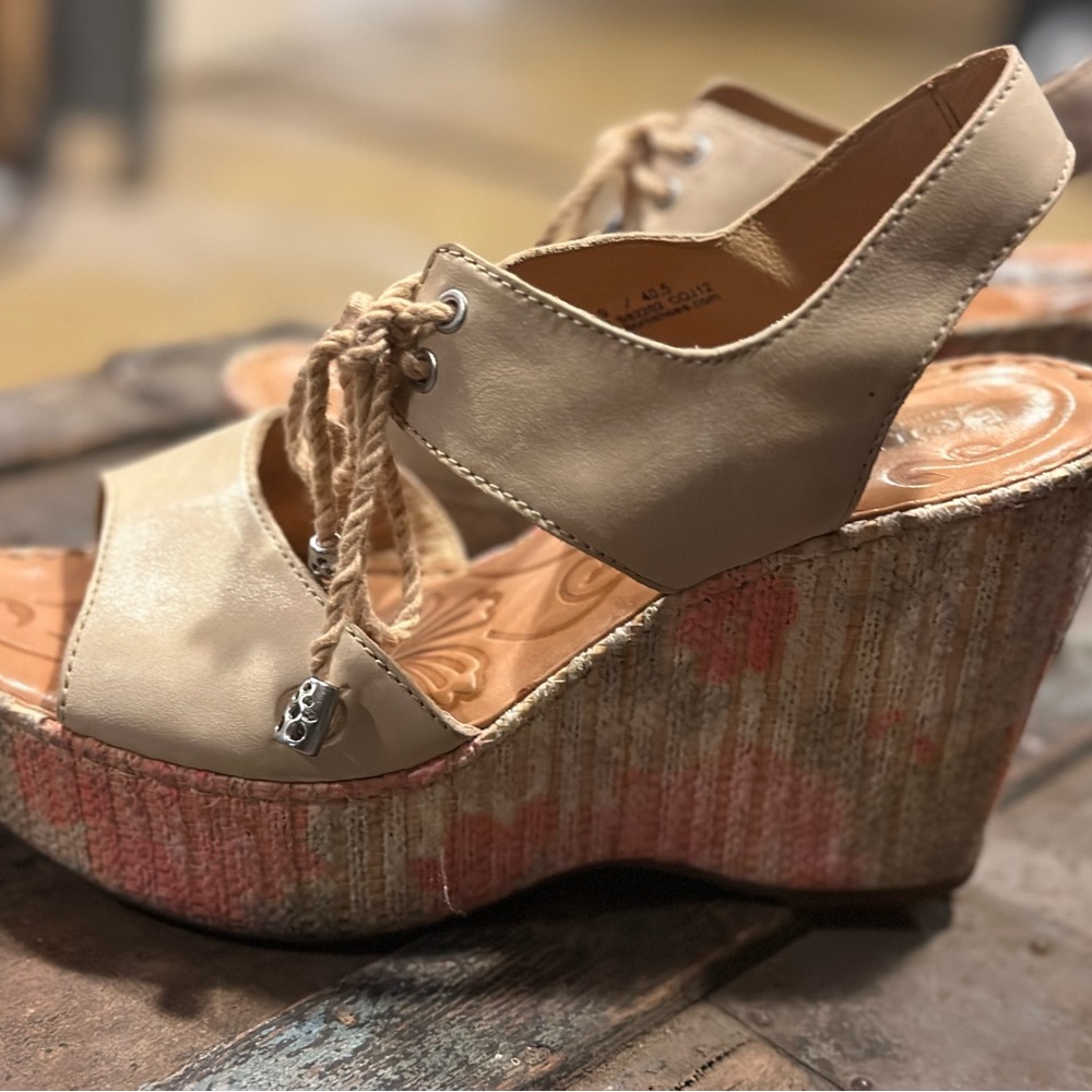 SZ 9 or 40.5. Beige Wedge Sandals with Rope Detail Supr comfortable stacks